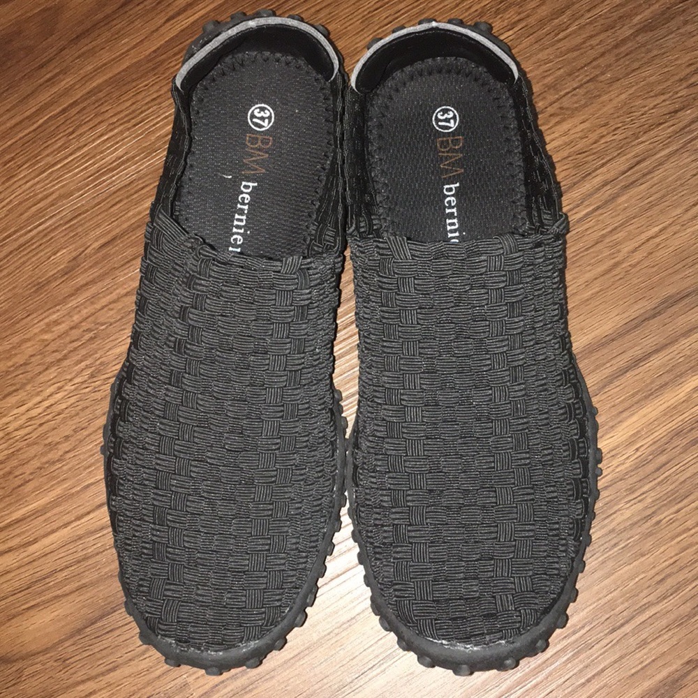 Bernie Mev black flats BNWOT
